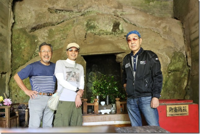 国道下の洞窟にある石仏