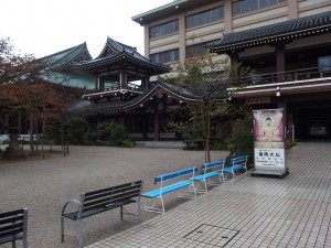 オフィス街の中に東長寺がある。