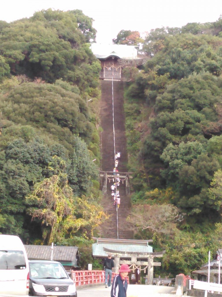 須賀神社の長く高い階段