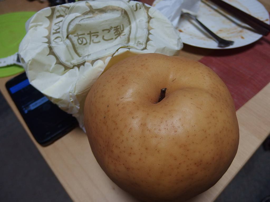 巨大な梨が出て来ました。