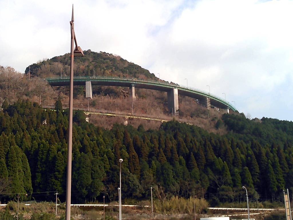 加久藤峠の国道のループ橋